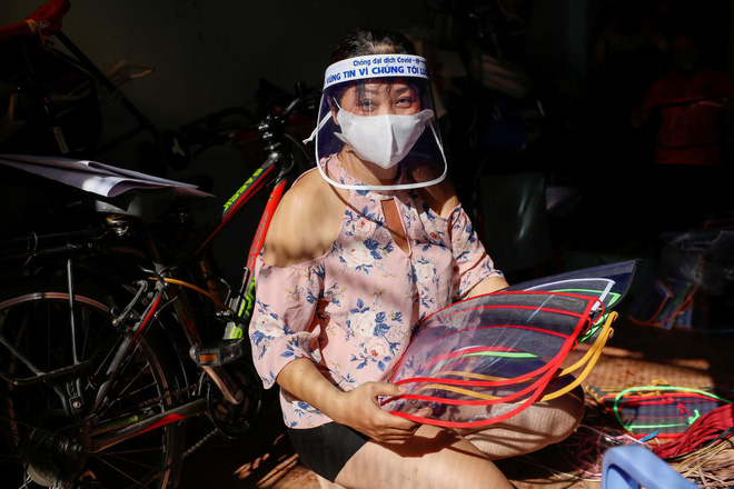 Nữ tiểu thương Sài Gòn xuất hiện trên loạt báo quốc tế khi tự làm hơn 1000 chiếc mặt nạ ngăn giọt bắn, dành tặng các y bác sĩ ở tuyến đầu chống dịch Covid-19 Nữ tiểu thương Sài Gòn xuất hiện trên loạt báo quốc tế khi tự làm hơn 1000 chiếc mặt nạ ngăn giọt bắn, dành tặng các y bác sĩ ở tuyến đầu chống dịch Covid-19