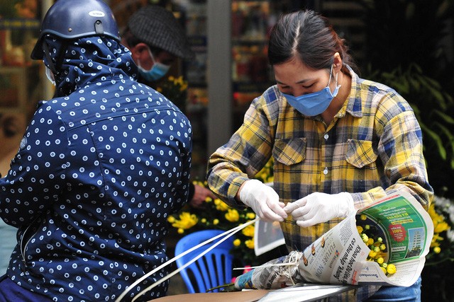 Các tiểu thương chợ dân sinh đeo khẩu trang, găng tay khi bán hàng để phòng chống dịch COVID-19 - 13 Các tiểu thương chợ dân sinh đeo khẩu trang, găng tay khi bán hàng để phòng chống dịch COVID-19 - 13