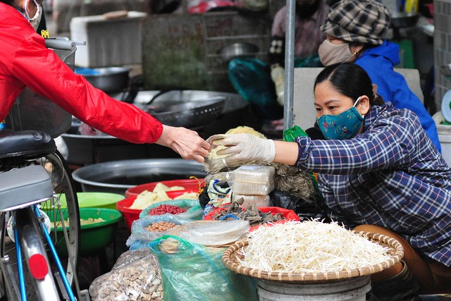 Các tiểu thương chợ dân sinh đeo khẩu trang, găng tay khi bán hàng để phòng chống dịch COVID-19 - 4 Các tiểu thương chợ dân sinh đeo khẩu trang, găng tay khi bán hàng để phòng chống dịch COVID-19 - 4