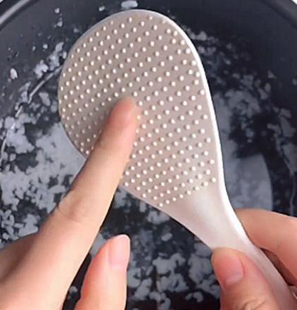 Những chấm nhỏ trên muôi xới cơm có tác dụng gì? - 1 Những chấm nhỏ trên muôi xới cơm có tác dụng gì? - 1