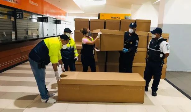 Thi thể bệnh nhân Covid-19 xuất hiện trên đường phố Ecuador, người dân dùng bìa các-tông làm quan tài Thi thể bệnh nhân Covid-19 xuất hiện trên đường phố Ecuador, người dân dùng bìa các-tông làm quan tài