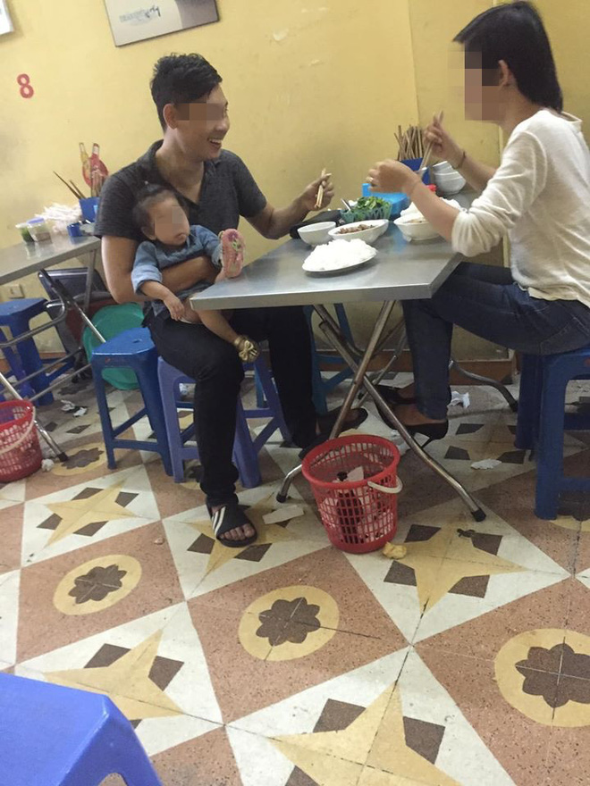 Hình ảnh chồng trẻ một tay cho con ăn, một tay chăm sóc cho vợ khiến hội chị em rớt nước mắt Hình ảnh chồng trẻ một tay cho con ăn, một tay chăm sóc cho vợ khiến hội chị em rớt nước mắt