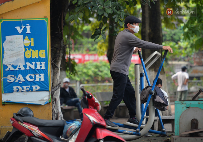 Ảnh: Bất chấp đang trong thời gian cách ly xã hội, các tuyến phố Hà Nội bỗng tấp nập dù không phải giờ cao điểm, nhiều bạn trẻ rủ nhau ra ngoài hẹn hò - 6 Ảnh: Bất chấp đang trong thời gian cách ly xã hội, các tuyến phố Hà Nội bỗng tấp nập dù không phải giờ cao điểm, nhiều bạn trẻ rủ nhau ra ngoài hẹn hò - 6