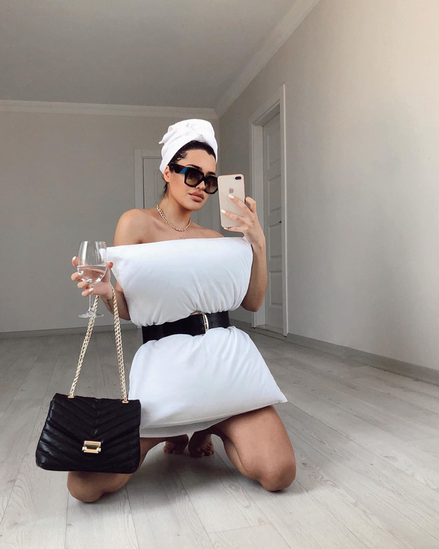 Ở nhà nghỉ dịch, gái xinh thi nhau bắt trend biến gối ngủ thành váy khoe vai trần, chân thon khiến dân mạng 'lác mắt' - 8 Ở nhà nghỉ dịch, gái xinh thi nhau bắt trend biến gối ngủ thành váy khoe vai trần, chân thon khiến dân mạng 'lác mắt' - 8