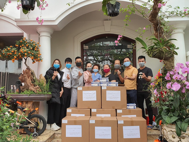 Dành toàn bộ cát xê để mua khẩu trang hỗ trợ BV Nhiệt đới, Tuấn Hưng chia sẻ: 'Tôi vẫn cần mẫn như một chú ong nhỏ bé muốn làm đẹp cho đời' Dành toàn bộ cát xê để mua khẩu trang hỗ trợ BV Nhiệt đới, Tuấn Hưng chia sẻ: 'Tôi vẫn cần mẫn như một chú ong nhỏ bé muốn làm đẹp cho đời'