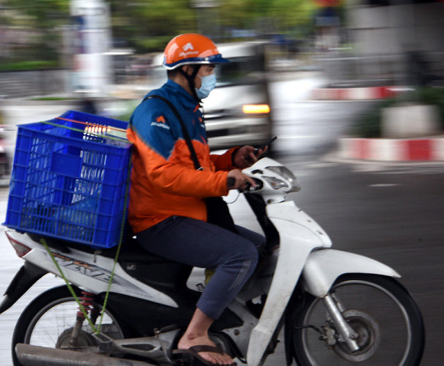 Shipper 'chạy hết tốc lực' những ngày cách ly toàn xã hội - 3 Shipper 'chạy hết tốc lực' những ngày cách ly toàn xã hội - 3