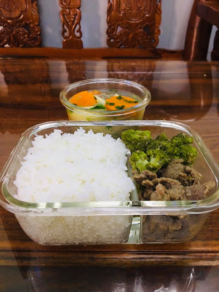 Sợ chồng lây Covid-19, vợ trẻ bày vẽ nấu cơm cho chồng mang đi làm nhưng lại bị chê tới tấp vì...quá dở - 2 Sợ chồng lây Covid-19, vợ trẻ bày vẽ nấu cơm cho chồng mang đi làm nhưng lại bị chê tới tấp vì...quá dở - 2