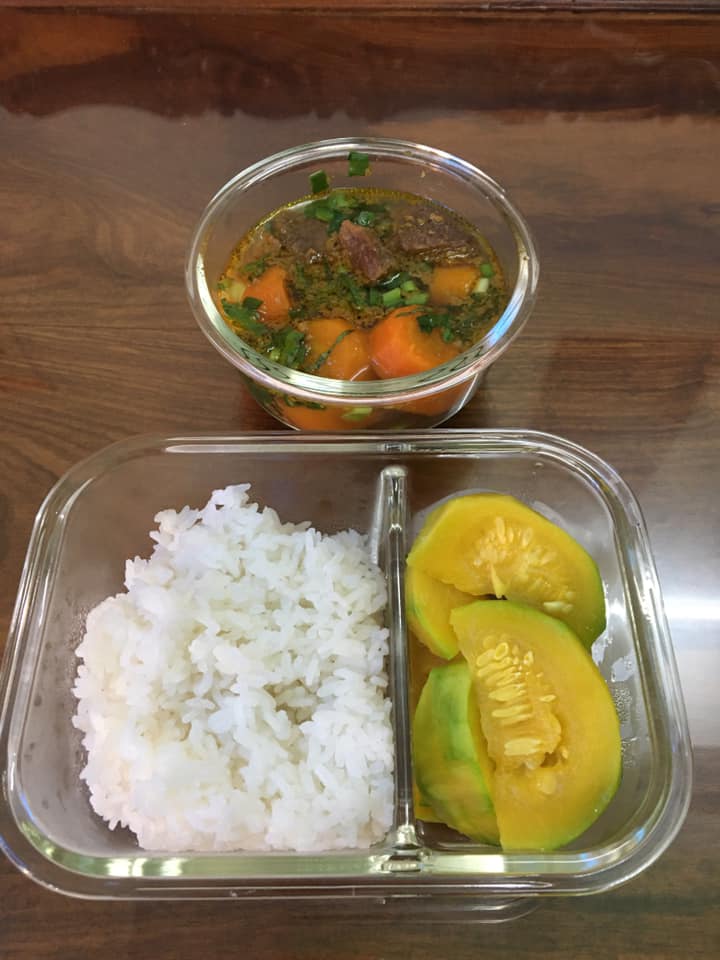 Sợ chồng lây Covid-19, vợ trẻ bày vẽ nấu cơm cho chồng mang đi làm nhưng lại bị chê tới tấp vì...quá dở - 9 Sợ chồng lây Covid-19, vợ trẻ bày vẽ nấu cơm cho chồng mang đi làm nhưng lại bị chê tới tấp vì...quá dở - 9