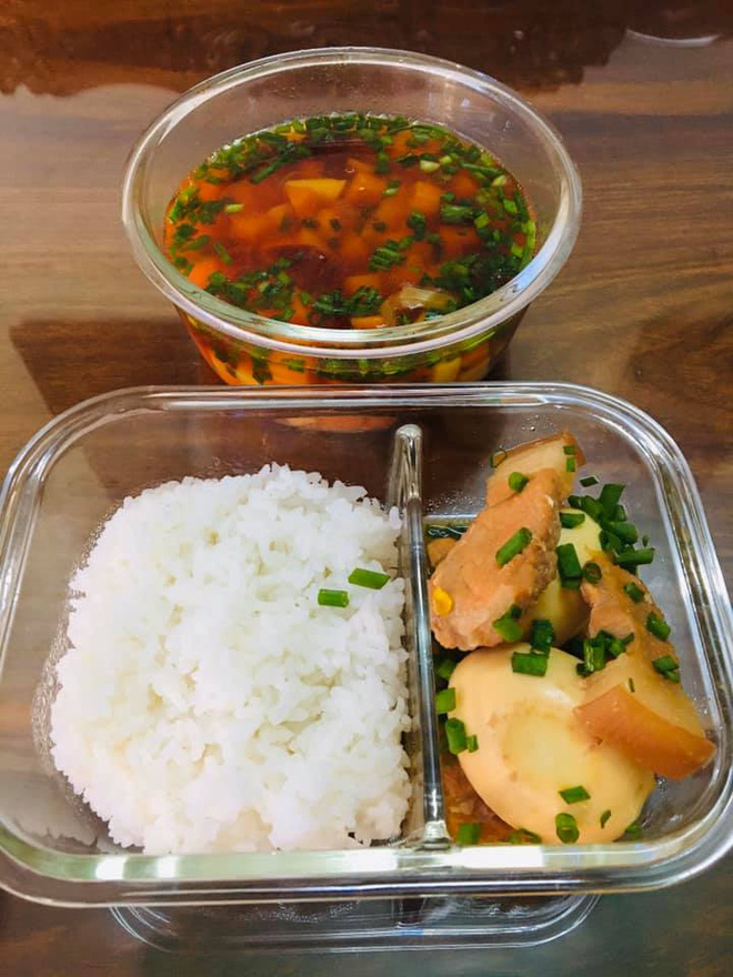 Sợ chồng lây Covid-19, vợ trẻ bày vẽ nấu cơm cho chồng mang đi làm nhưng lại bị chê tới tấp vì...quá dở - 11 Sợ chồng lây Covid-19, vợ trẻ bày vẽ nấu cơm cho chồng mang đi làm nhưng lại bị chê tới tấp vì...quá dở - 11