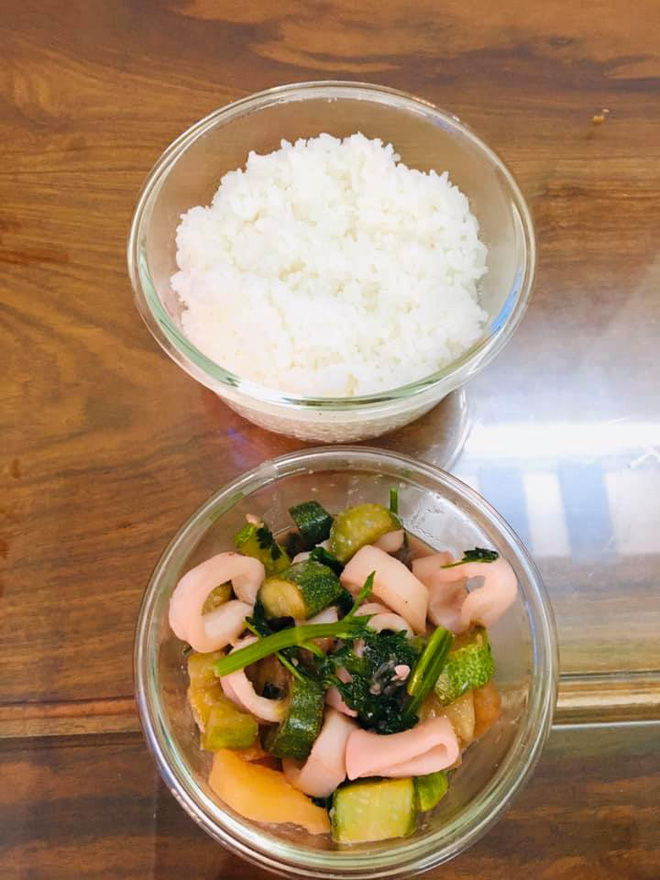 Sợ chồng lây Covid-19, vợ trẻ bày vẽ nấu cơm cho chồng mang đi làm nhưng lại bị chê tới tấp vì...quá dở - 5 Sợ chồng lây Covid-19, vợ trẻ bày vẽ nấu cơm cho chồng mang đi làm nhưng lại bị chê tới tấp vì...quá dở - 5