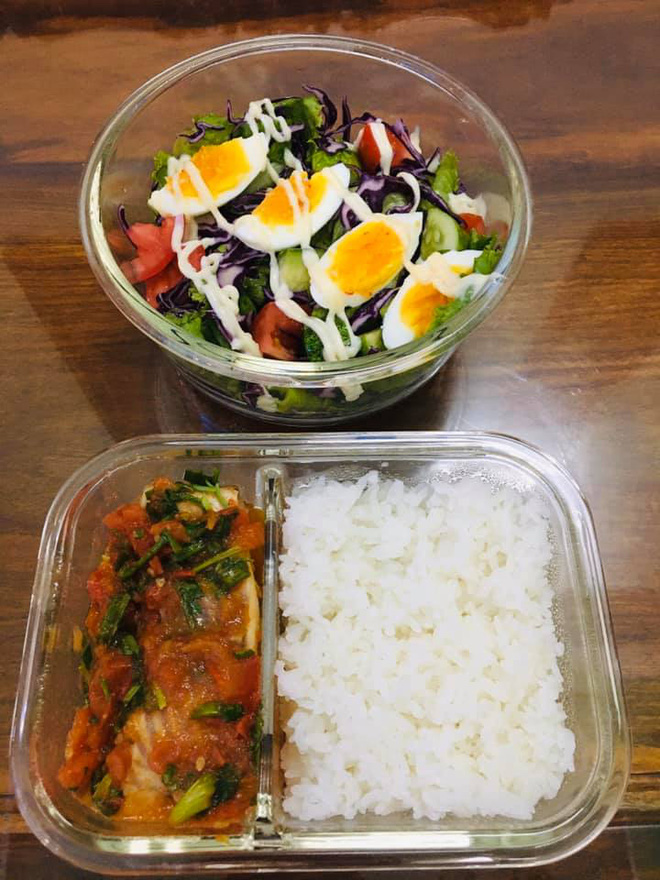Sợ chồng lây Covid-19, vợ trẻ bày vẽ nấu cơm cho chồng mang đi làm nhưng lại bị chê tới tấp vì...quá dở - 1 Sợ chồng lây Covid-19, vợ trẻ bày vẽ nấu cơm cho chồng mang đi làm nhưng lại bị chê tới tấp vì...quá dở - 1