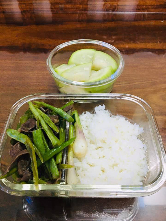Sợ chồng lây Covid-19, vợ trẻ bày vẽ nấu cơm cho chồng mang đi làm nhưng lại bị chê tới tấp vì...quá dở - 13 Sợ chồng lây Covid-19, vợ trẻ bày vẽ nấu cơm cho chồng mang đi làm nhưng lại bị chê tới tấp vì...quá dở - 13