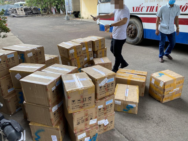 Phát hiện kho mỹ phẩm nhập lậu cực lớn của một hoa hậu ở Sài Gòn - 1 Phát hiện kho mỹ phẩm nhập lậu cực lớn của một hoa hậu ở Sài Gòn - 1