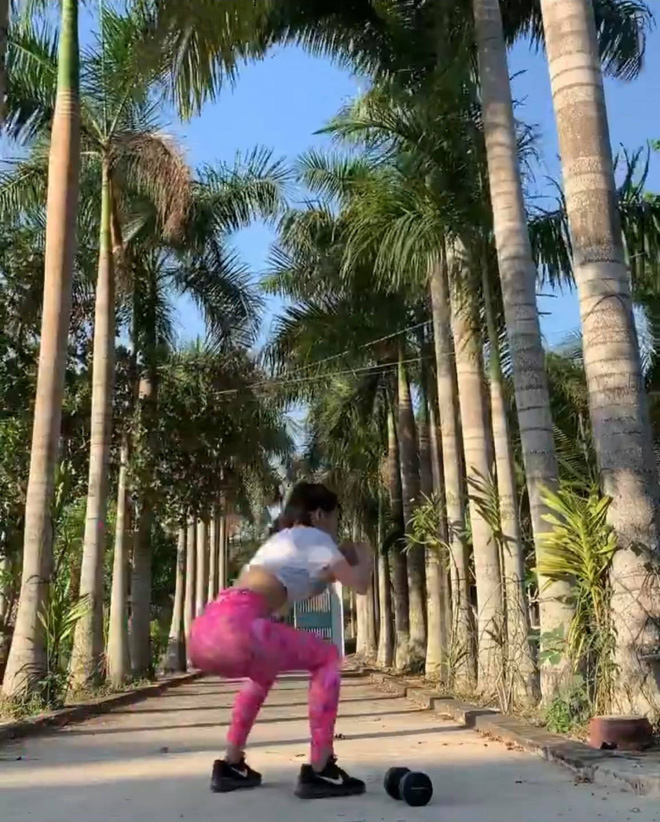 Tập body giữ dáng tại cũng bị cà khịa ở dơ, bạn gái Lâm Tây phản pháo đanh thép: 'Vườn nhà 3 mẫu nên không quét nổi' - 1 Tập body giữ dáng tại cũng bị cà khịa ở dơ, bạn gái Lâm Tây phản pháo đanh thép: 'Vườn nhà 3 mẫu nên không quét nổi' - 1