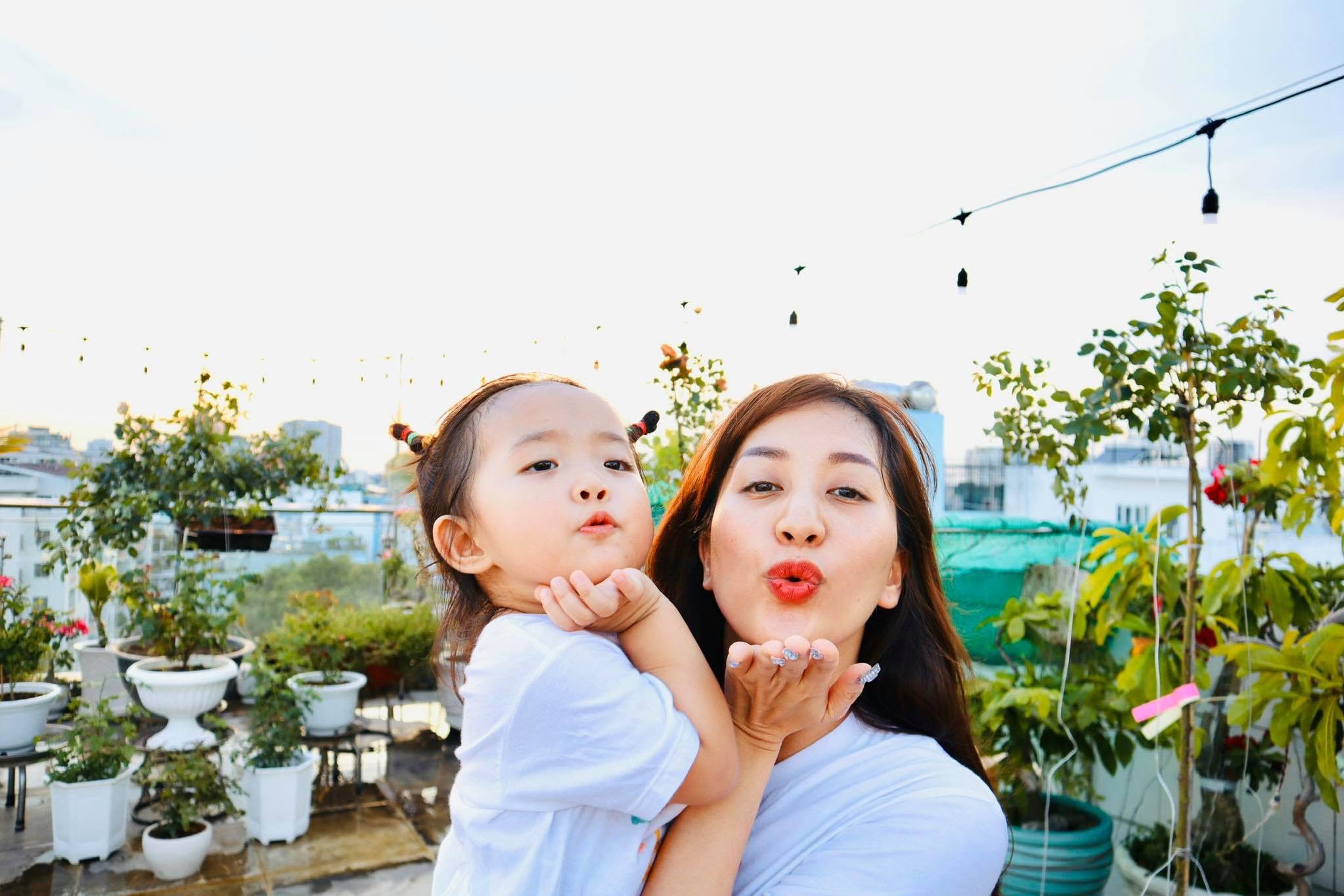 Phan Hiển trồng vườn hồng trăm triệu trên sân thượng cho Khánh Thi - 5 Phan Hiển trồng vườn hồng trăm triệu trên sân thượng cho Khánh Thi - 5