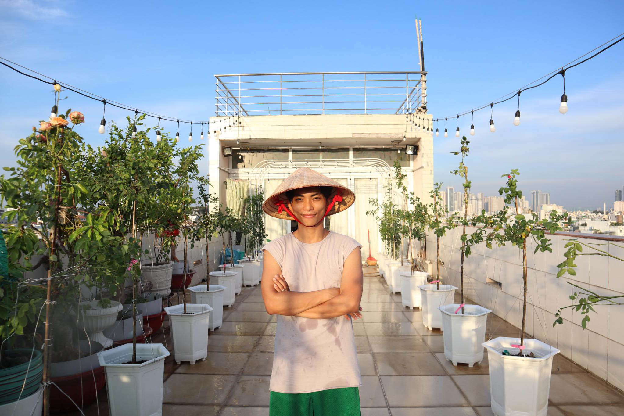 Phan Hiển trồng vườn hồng trăm triệu trên sân thượng cho Khánh Thi Phan Hiển trồng vườn hồng trăm triệu trên sân thượng cho Khánh Thi