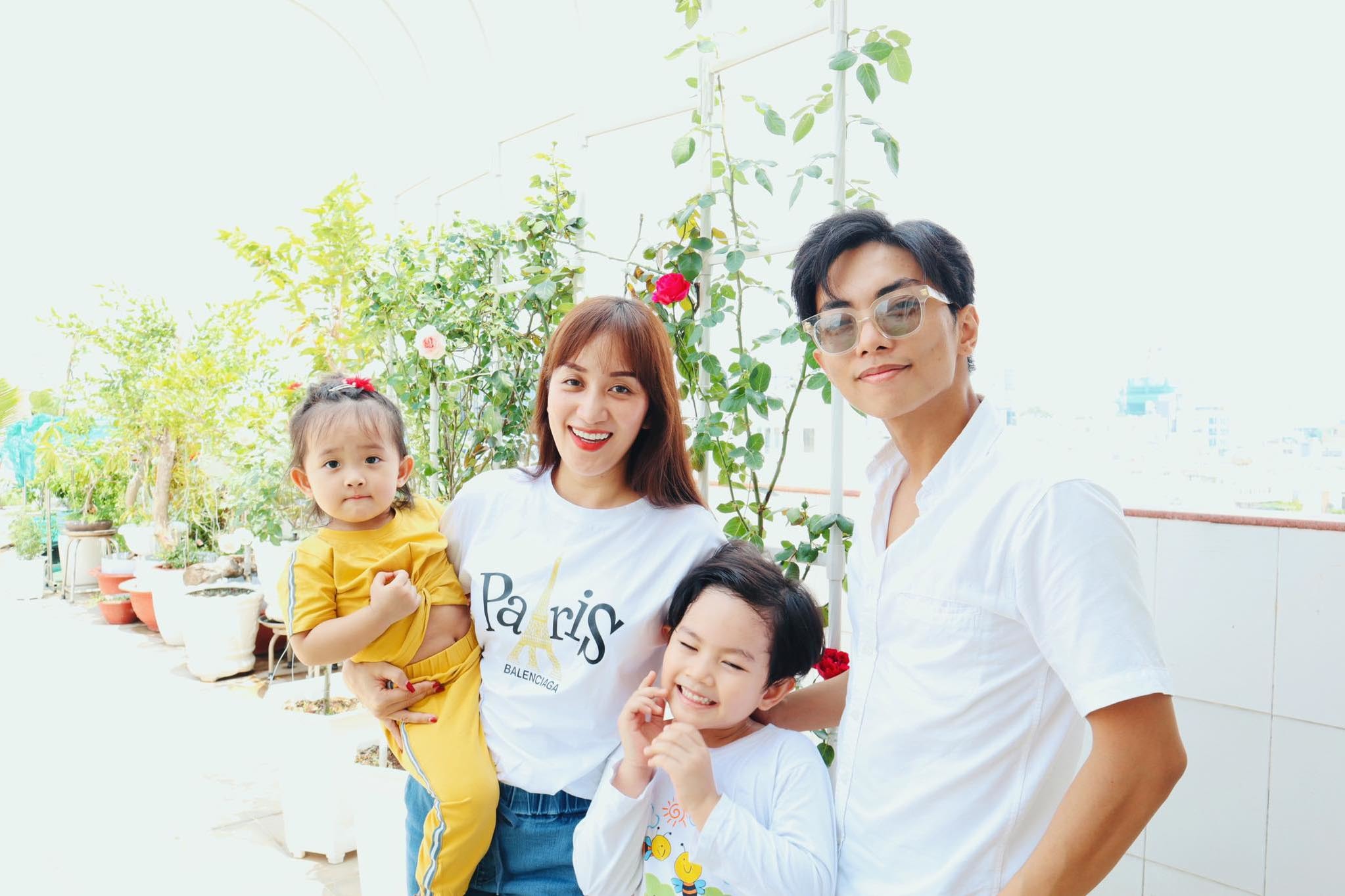 Phan Hiển trồng vườn hồng trăm triệu trên sân thượng cho Khánh Thi - 4 Phan Hiển trồng vườn hồng trăm triệu trên sân thượng cho Khánh Thi - 4
