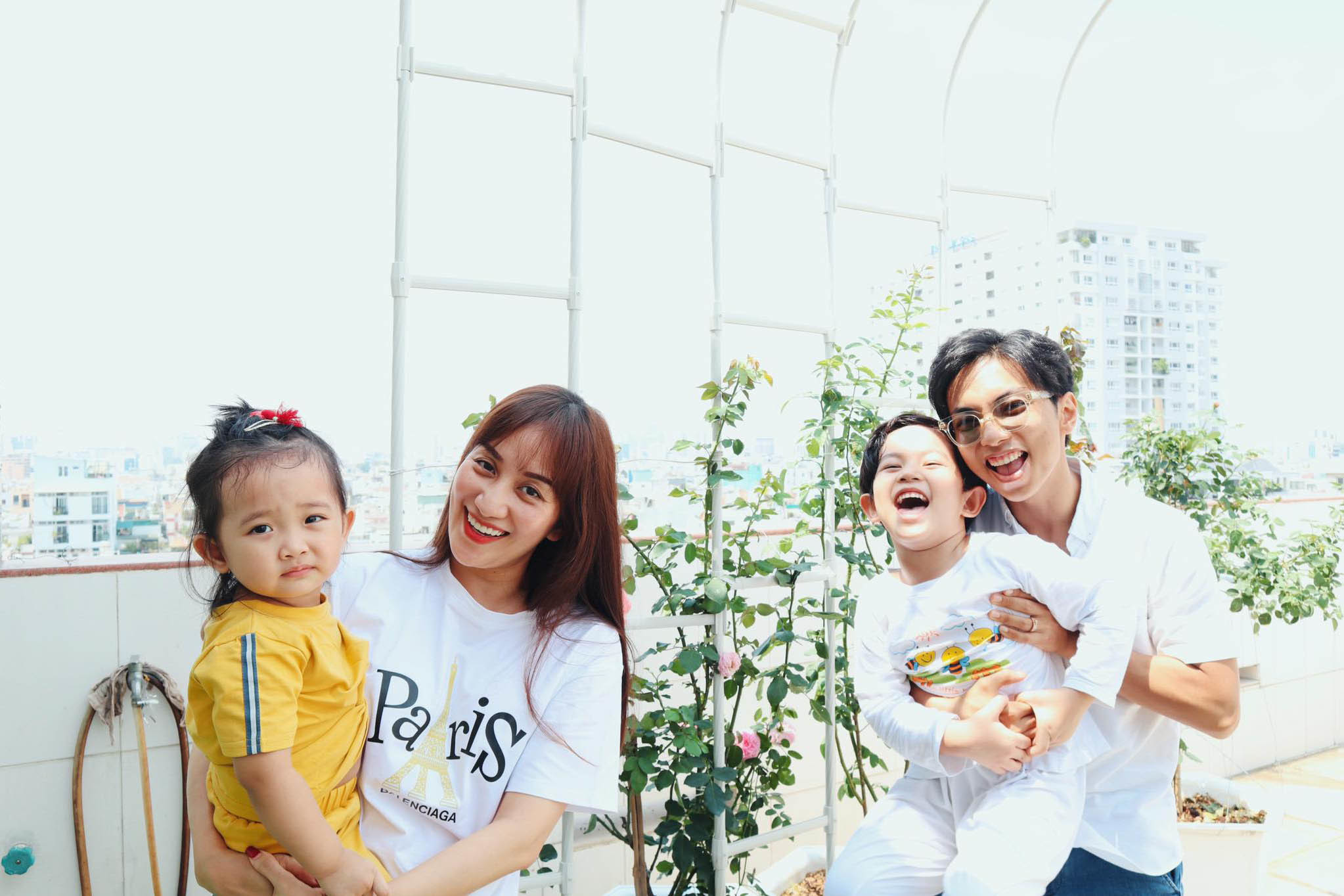 Phan Hiển trồng vườn hồng trăm triệu trên sân thượng cho Khánh Thi - 3 Phan Hiển trồng vườn hồng trăm triệu trên sân thượng cho Khánh Thi - 3