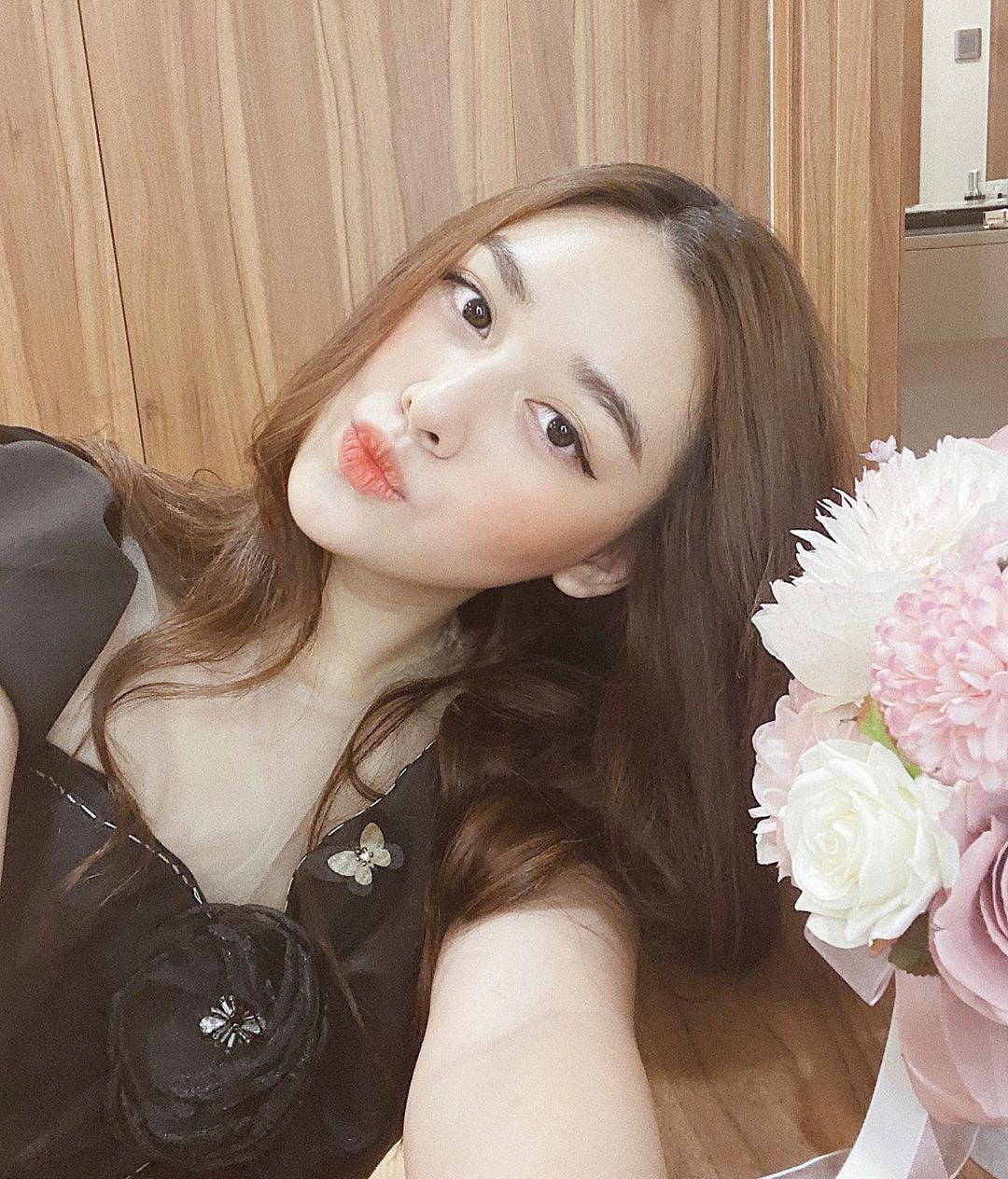 Chẳng phải sữa rửa mặt đắt đỏ, Á hậu Tường San chỉ dùng sản phẩm bình dân 190.000 VNĐ để da mịn mướt không tỳ vết - 1 Chẳng phải sữa rửa mặt đắt đỏ, Á hậu Tường San chỉ dùng sản phẩm bình dân 190.000 VNĐ để da mịn mướt không tỳ vết - 1