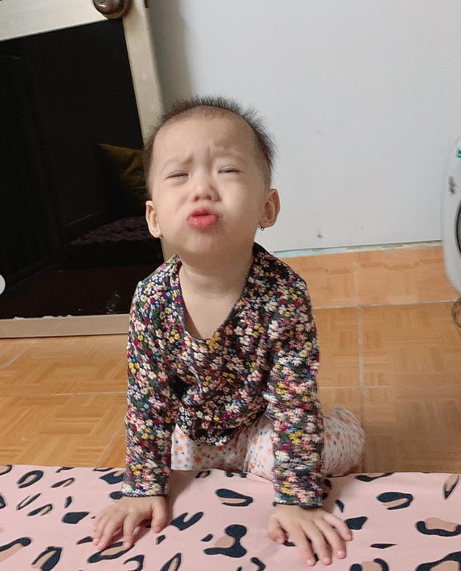 Loạt biểu cảm đưa con gái của JustaTee - Trâm Anh lên hàng hội trưởng meme, độ 'mặn' đảm bảo dẫn đầu gia đình - 8 Loạt biểu cảm đưa con gái của JustaTee - Trâm Anh lên hàng hội trưởng meme, độ 'mặn' đảm bảo dẫn đầu gia đình - 8