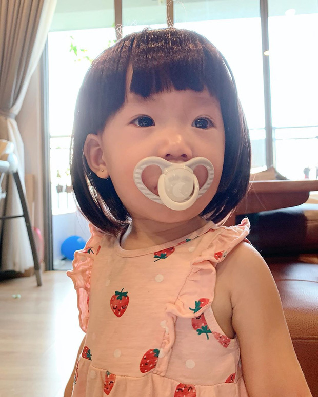 Loạt biểu cảm đưa con gái của JustaTee - Trâm Anh lên hàng hội trưởng meme, độ 'mặn' đảm bảo dẫn đầu gia đình - 12 Loạt biểu cảm đưa con gái của JustaTee - Trâm Anh lên hàng hội trưởng meme, độ 'mặn' đảm bảo dẫn đầu gia đình - 12