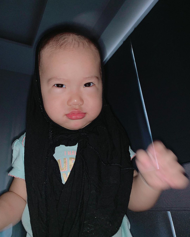 Loạt biểu cảm đưa con gái của JustaTee - Trâm Anh lên hàng hội trưởng meme, độ 'mặn' đảm bảo dẫn đầu gia đình - 3 Loạt biểu cảm đưa con gái của JustaTee - Trâm Anh lên hàng hội trưởng meme, độ 'mặn' đảm bảo dẫn đầu gia đình - 3