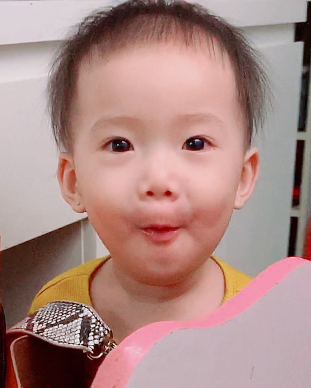 Loạt biểu cảm đưa con gái của JustaTee - Trâm Anh lên hàng hội trưởng meme, độ 'mặn' đảm bảo dẫn đầu gia đình - 2 Loạt biểu cảm đưa con gái của JustaTee - Trâm Anh lên hàng hội trưởng meme, độ 'mặn' đảm bảo dẫn đầu gia đình - 2