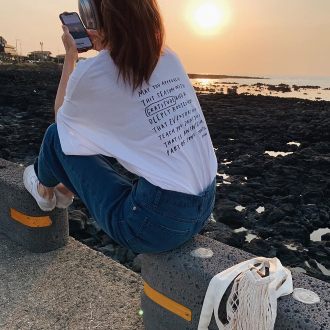 Dành cho hội ngại mix đồ: 4 kiểu áo đơn giản nhưng diện cùng quần jeans xinh đừng hỏi, mặc đẹp chẳng cần cao siêu là đây - 4 Dành cho hội ngại mix đồ: 4 kiểu áo đơn giản nhưng diện cùng quần jeans xinh đừng hỏi, mặc đẹp chẳng cần cao siêu là đây - 4