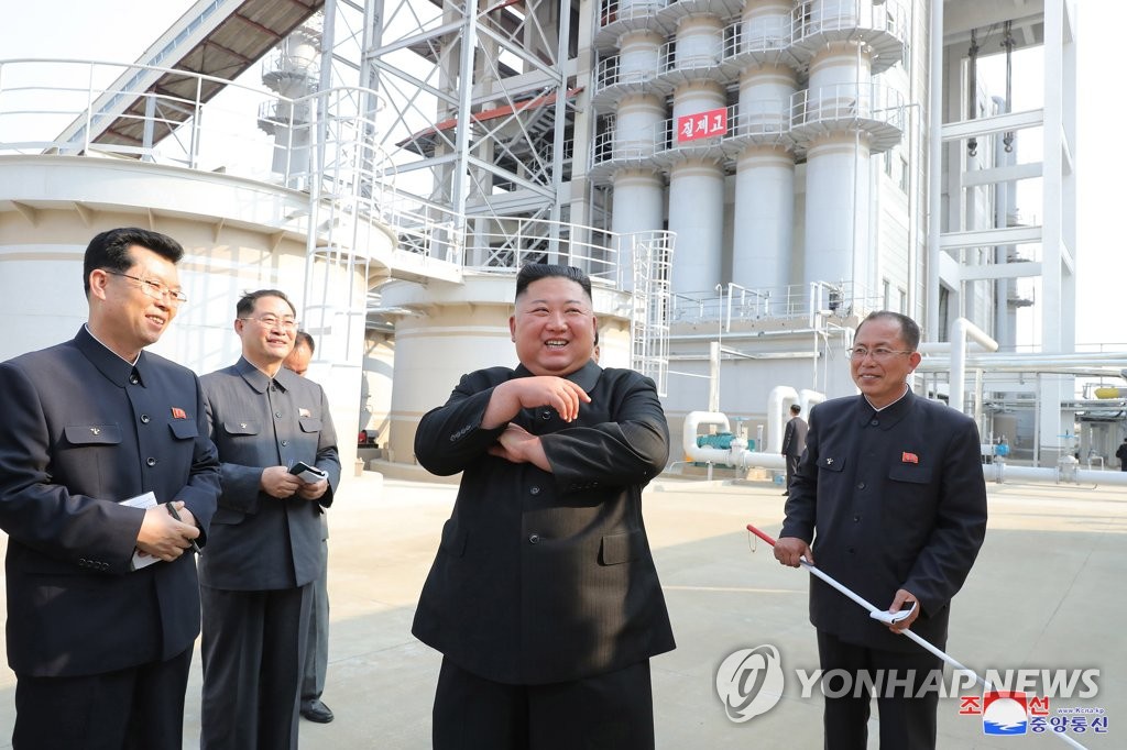 Nhà lãnh đạo Triều Tiên Kim Jong Un bất ngờ xuất hiện - 1 Nhà lãnh đạo Triều Tiên Kim Jong Un bất ngờ xuất hiện - 1