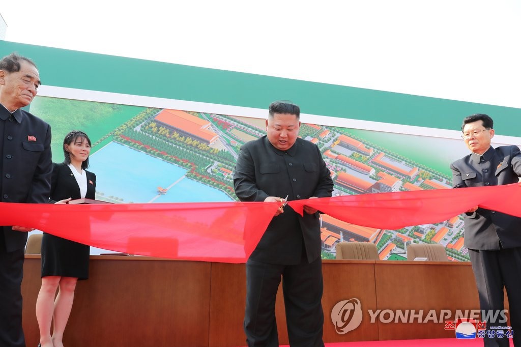 Nhà lãnh đạo Triều Tiên Kim Jong Un bất ngờ xuất hiện Nhà lãnh đạo Triều Tiên Kim Jong Un bất ngờ xuất hiện