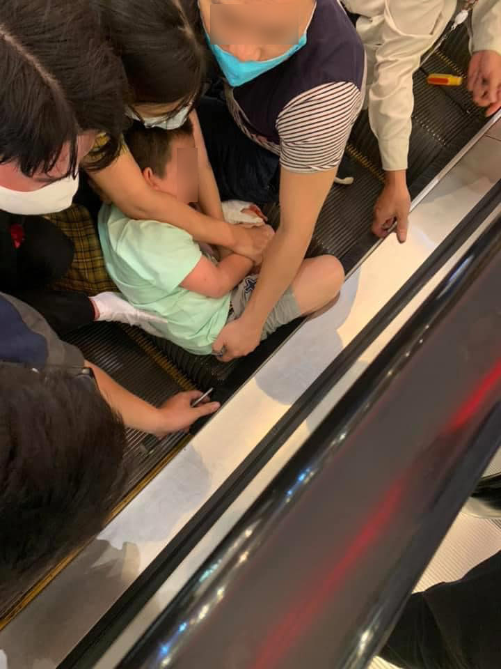 Xôn xao hình ảnh bé trai bị kẹt chân vào thang cuốn ở trung tâm thương mại và những điều bố mẹ cần lưu ý khi đưa con đi chơi Xôn xao hình ảnh bé trai bị kẹt chân vào thang cuốn ở trung tâm thương mại và những điều bố mẹ cần lưu ý khi đưa con đi chơi