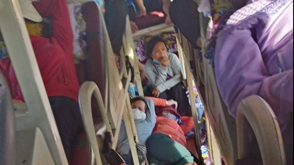 Hành khách bị thu giá vé đắt gấp đôi vẫn bị nhồi nhét dọc lối đi trên xe - 1 Hành khách bị thu giá vé đắt gấp đôi vẫn bị nhồi nhét dọc lối đi trên xe - 1