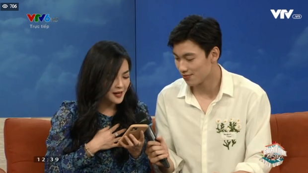 Người ấy là ai: Tái ngộ tại Hà Nội, Alan Phạm vô tư ôm eo nữ chính Thanh Quỳnh trên sóng truyền hình, vậy mà còn nói không yêu? Người ấy là ai: Tái ngộ tại Hà Nội, Alan Phạm vô tư ôm eo nữ chính Thanh Quỳnh trên sóng truyền hình, vậy mà còn nói không yêu?