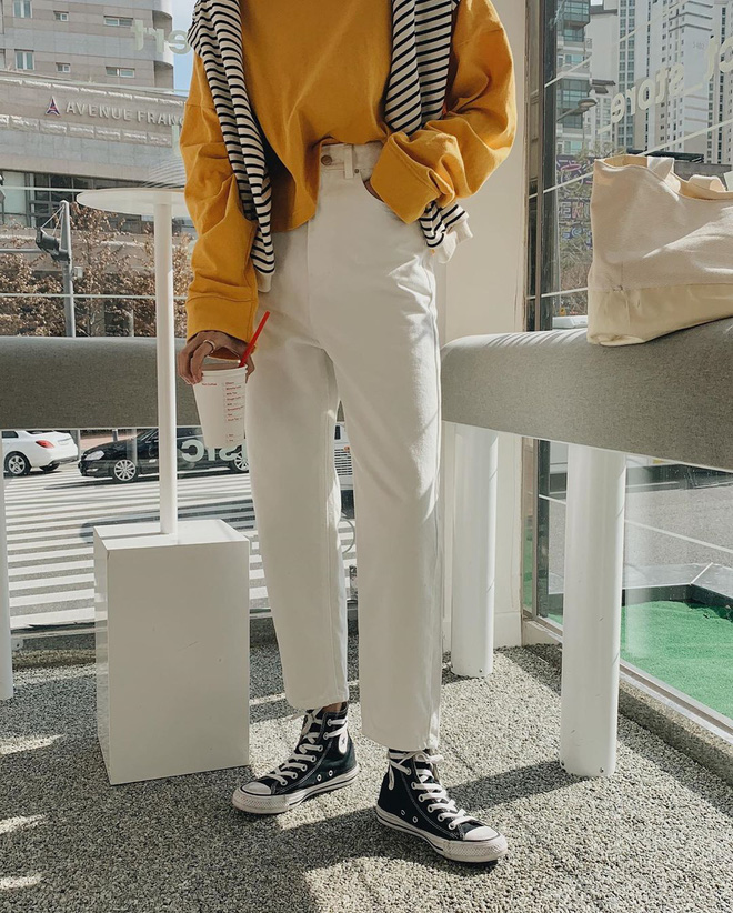 Diện jeans trắng không những mát mắt mà còn thời thượng hết cỡ nếu bạn học 4 chiêu mix đồ hay ho từ gái Hàn - 13 Diện jeans trắng không những mát mắt mà còn thời thượng hết cỡ nếu bạn học 4 chiêu mix đồ hay ho từ gái Hàn - 13