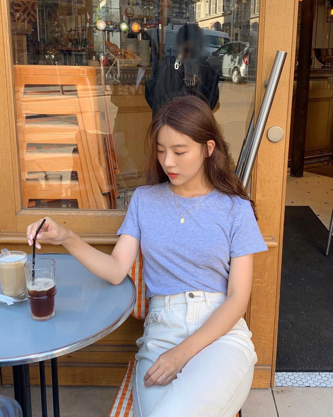 Diện jeans trắng không những mát mắt mà còn thời thượng hết cỡ nếu bạn học 4 chiêu mix đồ hay ho từ gái Hàn - 9 Diện jeans trắng không những mát mắt mà còn thời thượng hết cỡ nếu bạn học 4 chiêu mix đồ hay ho từ gái Hàn - 9