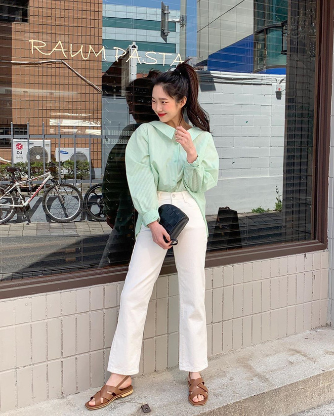 Diện jeans trắng không những mát mắt mà còn thời thượng hết cỡ nếu bạn học 4 chiêu mix đồ hay ho từ gái Hàn - 8 Diện jeans trắng không những mát mắt mà còn thời thượng hết cỡ nếu bạn học 4 chiêu mix đồ hay ho từ gái Hàn - 8