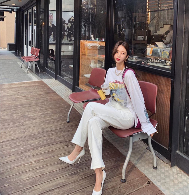 Diện jeans trắng không những mát mắt mà còn thời thượng hết cỡ nếu bạn học 4 chiêu mix đồ hay ho từ gái Hàn - 14 Diện jeans trắng không những mát mắt mà còn thời thượng hết cỡ nếu bạn học 4 chiêu mix đồ hay ho từ gái Hàn - 14