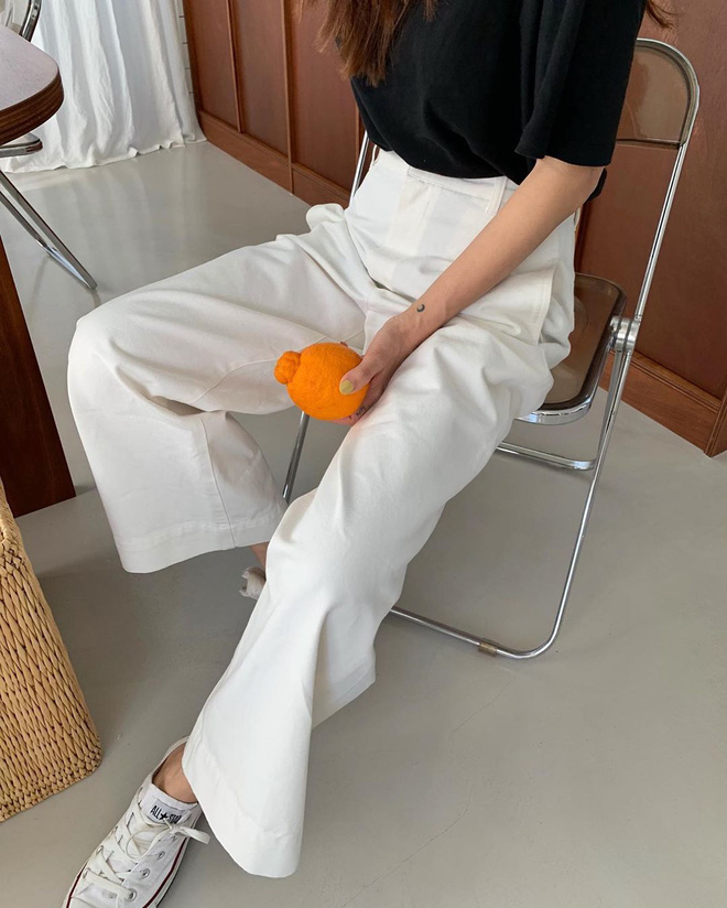 Diện jeans trắng không những mát mắt mà còn thời thượng hết cỡ nếu bạn học 4 chiêu mix đồ hay ho từ gái Hàn - 11 Diện jeans trắng không những mát mắt mà còn thời thượng hết cỡ nếu bạn học 4 chiêu mix đồ hay ho từ gái Hàn - 11