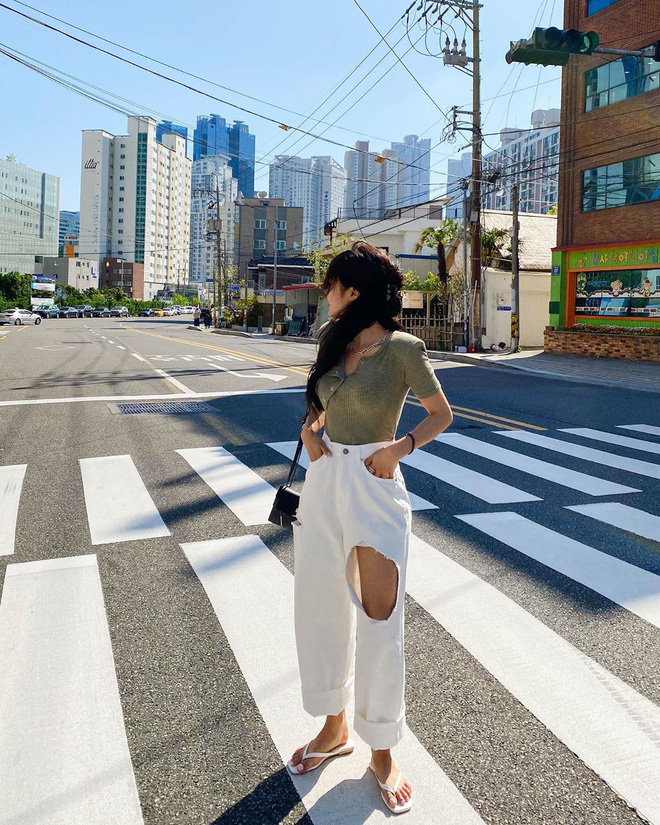 Diện jeans trắng không những mát mắt mà còn thời thượng hết cỡ nếu bạn học 4 chiêu mix đồ hay ho từ gái Hàn - 2 Diện jeans trắng không những mát mắt mà còn thời thượng hết cỡ nếu bạn học 4 chiêu mix đồ hay ho từ gái Hàn - 2