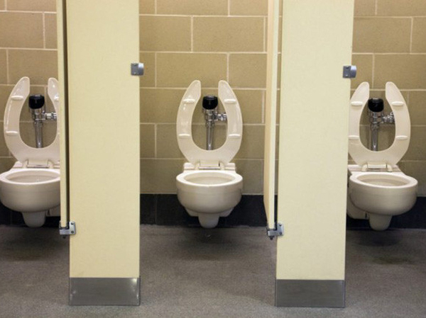 Tại sao bệ ngồi bồn cầu trong các toilet công cộng lại có hình chữ U? Tại sao bệ ngồi bồn cầu trong các toilet công cộng lại có hình chữ U?