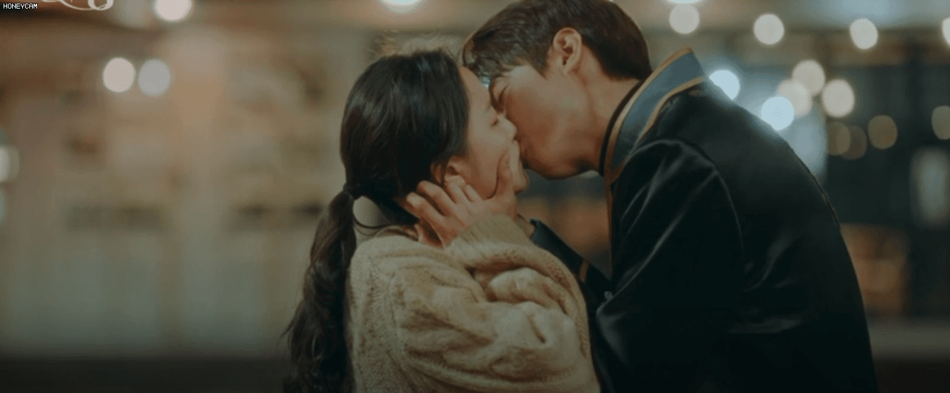 Quân vương bất diệt tập 10: Bất lực vì người thân lần lượt bị giết, Lee Min Ho ôm hôn Kim Go Eun từ biệt trong nước mắt - 4 Quân vương bất diệt tập 10: Bất lực vì người thân lần lượt bị giết, Lee Min Ho ôm hôn Kim Go Eun từ biệt trong nước mắt - 4