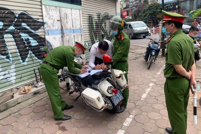 Công an Hà Nội xử phạt gần 1 tỷ đồng trong ngày đầu ra quân tổng kiểm soát phương tiện Công an Hà Nội xử phạt gần 1 tỷ đồng trong ngày đầu ra quân tổng kiểm soát phương tiện