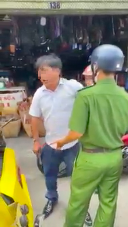 Phạt hành chính người đàn ông xưng là nhà báo chửi bới, lăng mạ lực lượng công an Phạt hành chính người đàn ông xưng là nhà báo chửi bới, lăng mạ lực lượng công an