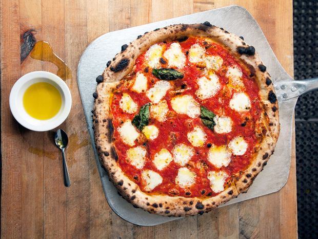 Vì sao khi ăn pizza ở Ý, nhà hàng không bao giờ cắt sẵn cho khách? - 2 Vì sao khi ăn pizza ở Ý, nhà hàng không bao giờ cắt sẵn cho khách? - 2