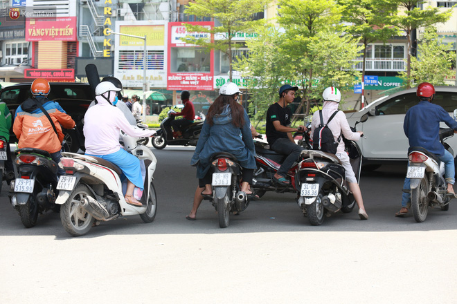Hà Nội: Sinh viên nhăn mặt, người lao động oằn mình di chuyển dưới nắng nóng như thiêu đốt - 20 Hà Nội: Sinh viên nhăn mặt, người lao động oằn mình di chuyển dưới nắng nóng như thiêu đốt - 20