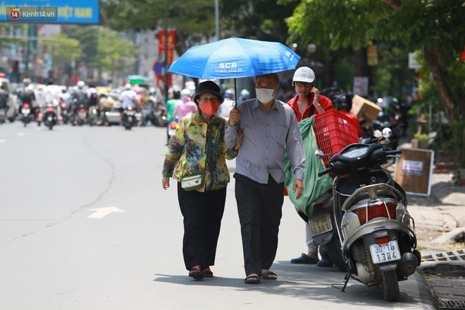 Hà Nội: Sinh viên nhăn mặt, người lao động oằn mình di chuyển dưới nắng nóng như thiêu đốt - 10 Hà Nội: Sinh viên nhăn mặt, người lao động oằn mình di chuyển dưới nắng nóng như thiêu đốt - 10
