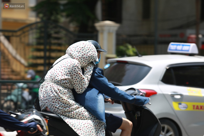 Hà Nội: Sinh viên nhăn mặt, người lao động oằn mình di chuyển dưới nắng nóng như thiêu đốt - 16 Hà Nội: Sinh viên nhăn mặt, người lao động oằn mình di chuyển dưới nắng nóng như thiêu đốt - 16