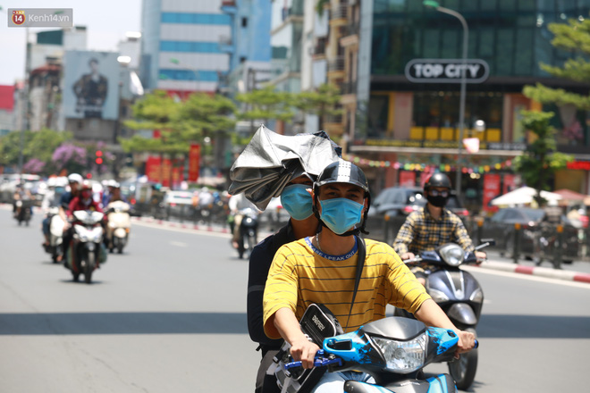 Hà Nội: Sinh viên nhăn mặt, người lao động oằn mình di chuyển dưới nắng nóng như thiêu đốt - 17 Hà Nội: Sinh viên nhăn mặt, người lao động oằn mình di chuyển dưới nắng nóng như thiêu đốt - 17