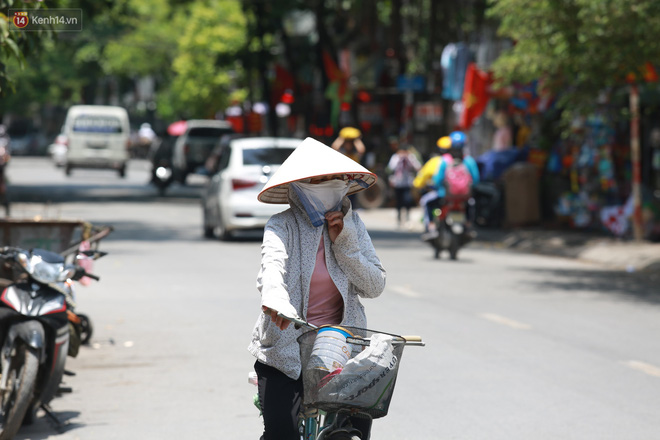 Hà Nội: Sinh viên nhăn mặt, người lao động oằn mình di chuyển dưới nắng nóng như thiêu đốt - 4 Hà Nội: Sinh viên nhăn mặt, người lao động oằn mình di chuyển dưới nắng nóng như thiêu đốt - 4