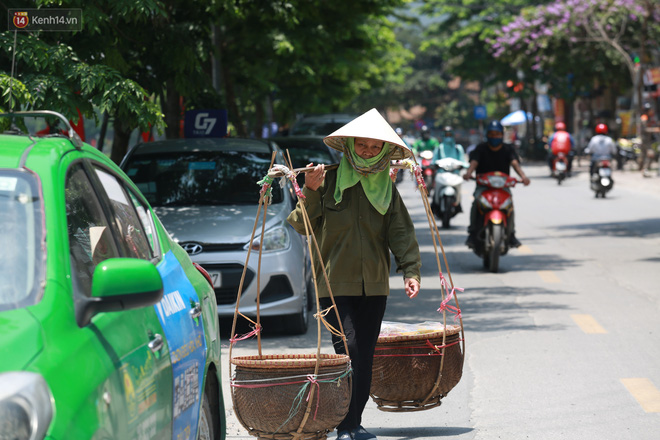 Hà Nội: Sinh viên nhăn mặt, người lao động oằn mình di chuyển dưới nắng nóng như thiêu đốt - 5 Hà Nội: Sinh viên nhăn mặt, người lao động oằn mình di chuyển dưới nắng nóng như thiêu đốt - 5
